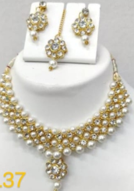White Pearl Necklace With Maangtikka Set